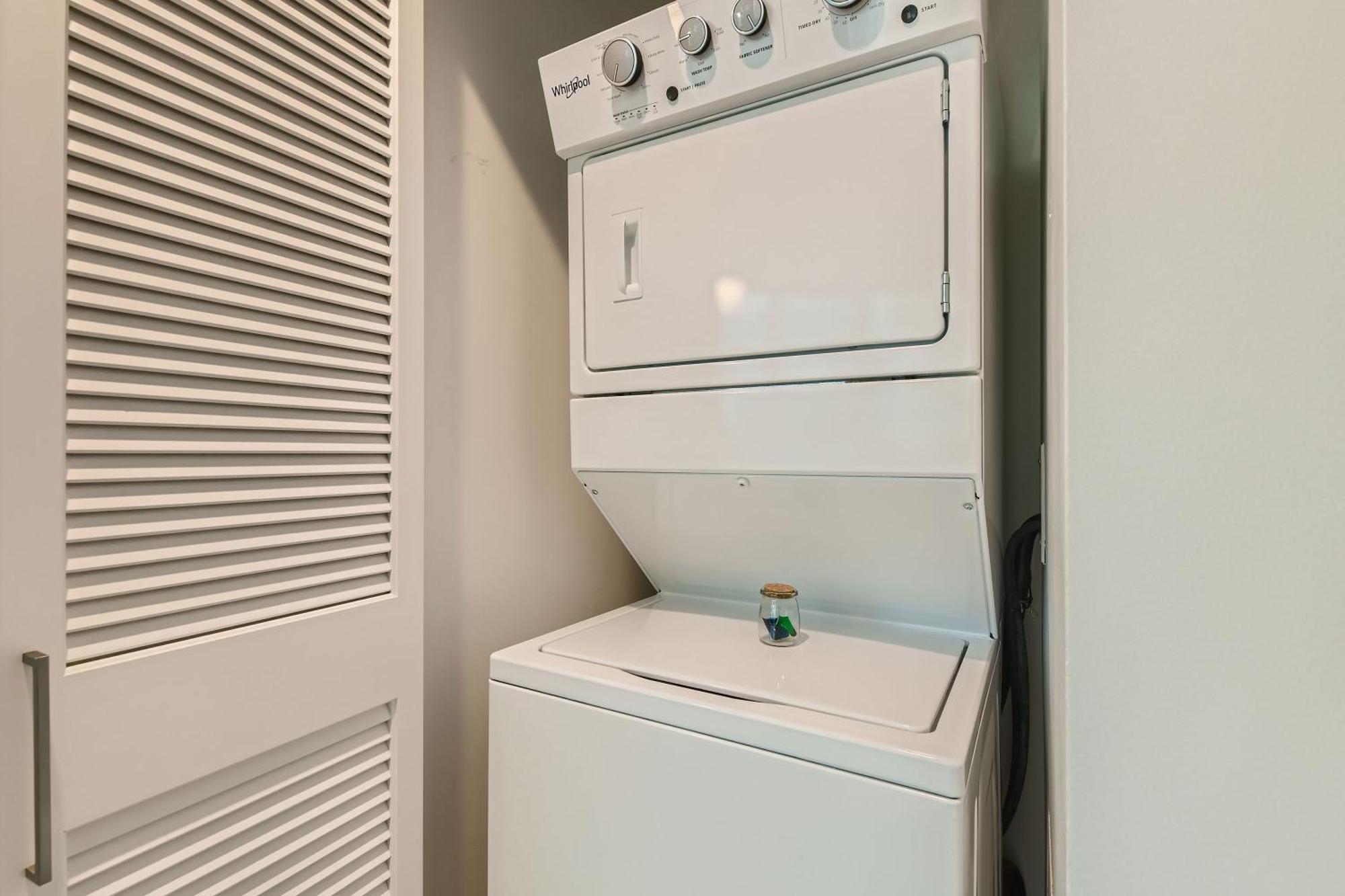 Aparthotel Sentral Michigan Avenue Chicago Camera foto A stacked washer and dryer