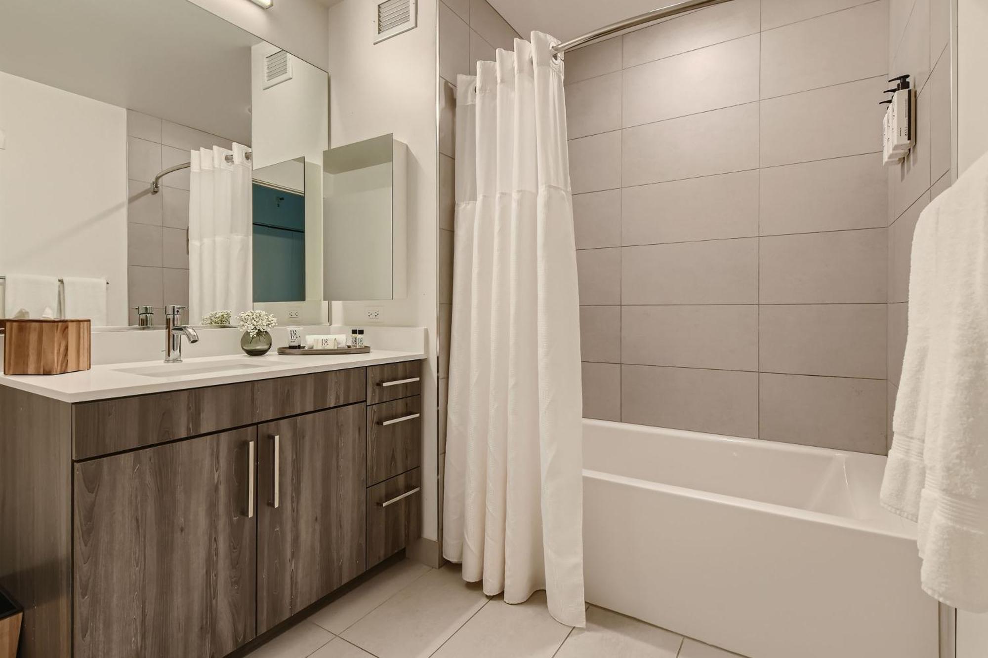 Aparthotel Sentral Michigan Avenue Chicago Camera foto A modern bathroom with a shower curtain
